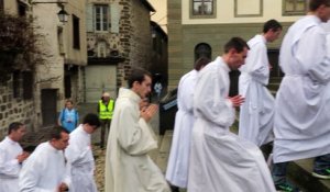 Puy-en-Velay : les jeunes du pélé arrivent à la cathédrale