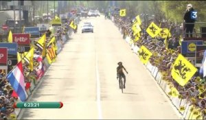 La théâtrale arrivée de Philippe Gilbert, vainqueur du 101e Tour des Flandres