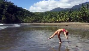 Une jolie fille fait ses exercices sur la plage !