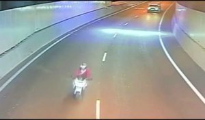 Ce motard se prend un matelas en pleine face sur l'autoroute... Chanceux dans son malheur!