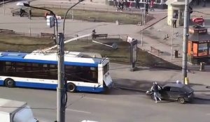 Russie : en panne, ils ont tenté de remorquer leur voiture derrière… un bus !