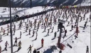 Plus de 1000 skieurs en maillot de bain descendent une piste pendant le Boogel Woogel festival à Sochi