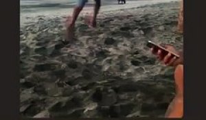 Un homme essaye de frapper un chien à la plage, et va le regretter