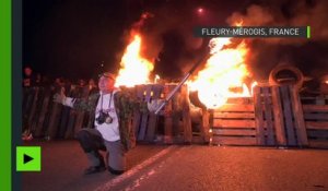 Barricades en flammes et fumigènes : les surveillants bloquent la prison de Fleury-Mérogis