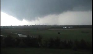 Filmer une tornade.. et vomir en même temps de peur !