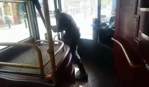 Un passager de bus se bat avec un homme armé d'un couteau