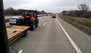 Il se fait doubler par un tracteur avec caravane sur l’autoroute !