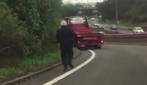 Un chauffeur court derrière son camion qui fonce tout seul sur l'autoroute