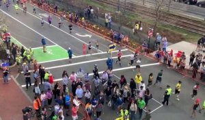 Technique géniale des organisateurs du marathon de Boston pour faire traverser les piétons pendant la course
