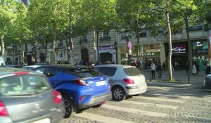 Policier tué: hommages de citoyens sur les Champs-Elysées