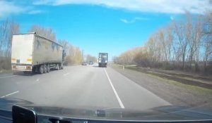 Le conducteur d'un camion termine dans le fossé