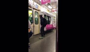 Une vielle femme furieuse dans un train au japon