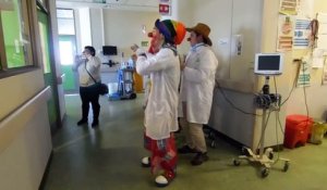 Un groupe de clown envahit un hôpital en Chili et parvient à faire danser une petite fille sur son lit d’hôpital !