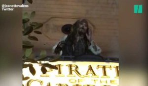Déguisé en Jack Sparrow, Johnny Depp surprend les visiteurs de Disneyland
