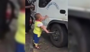 Un enfant menace avec un couteau un conducteur de camion