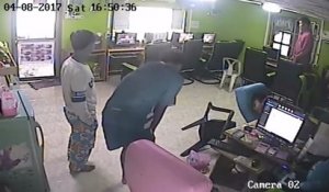 Un serpent attaque un client de cybercafé