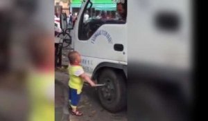 Zap Web : Un enfant armé d’un couteau menace le chauffeur d’un camion (vidéo)