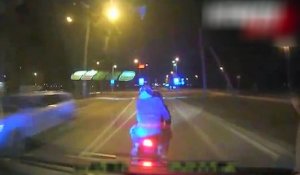 Un policier percute un motard pour qu'il s'arrête