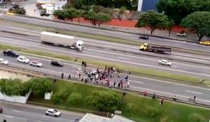 Une foule de manifestants roulée dessus par une voiture au Brésil
