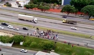 Un chauffard écrase des manifestants à São Paulo