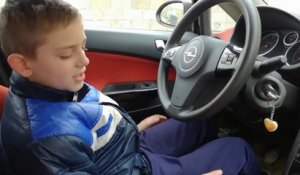 Un enfant de 10 ans conduit une voiture avant de terminer dans la baie vitrée de sa maison