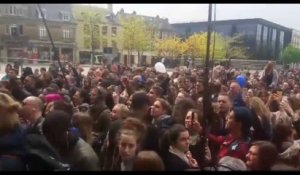 Marine Le Pen chahutée à la cathédrale de Reims, elle sort par une porte dérobée (vidéo)