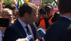 Présidentielle : Emmanuel Macron chahuté lors de son déplacement à la verrerie d'Albi