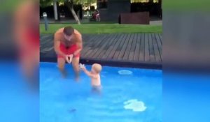 Un papa apprend à son bébé à nager !