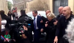 Nicolas Dupont-Aignan pris de panique lors de sa visite à la cathédrale de Reims (Vidéo)