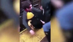 Il saute sur les rails du métro et sauve un homme tombé après un malaise ! Un vrai héro !