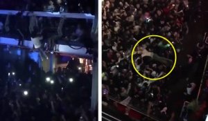 Pendant un concert un fan saute du balcon