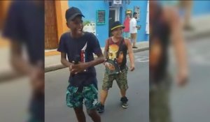 En Colombie, deux gamins rappeurs font le show dans la rue !