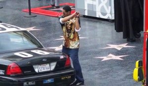 Un homme s'en prend violemment à une voiture de police sur Hollywood Boulevard