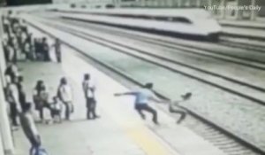 Un travailleur de la gare sauve une femme suicide à la dernière seconde