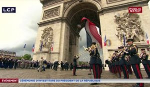 Emmanuel Macron devant la tombe du soldat inconnu