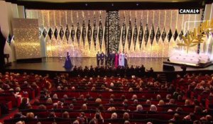 Le jury du Festival de Cannes 2017 fait son arrivée sur la scène du palais