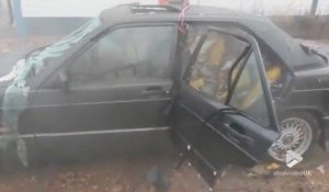 Des ouvriers détruisent une Mercedes avec un jet d'eau surpuissant... Regardez le résultat