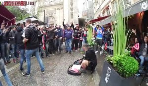 A Lyon, ces fans de l'Ajax Amsterdam font la fête avec un musicien de rue