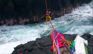 Ils font de la slakline en pleine tempête au-dessus de la mer