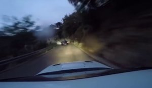 Deux Subaru Impreza font la course sur une route de montagne... Incroyable