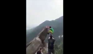 Un homme chute du haut d'une falaise pour une photo instagram