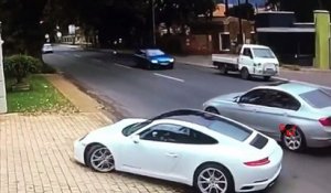 Un homme armé tente de carjacker une Porsche