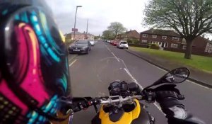 Ce motard le plus zen du monde vient discuter avec la personne qui a faillit le renverser... Anti Road rage