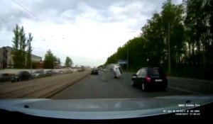 Voiture renversée par l'explosion d'une plaque d'égout sur la route en Russie !