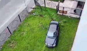 Trouver Son Voisin Ivre En Pyjama Dans Son Jardin Et L Arroser Pour Le Faire Partir Sur Orange Videos