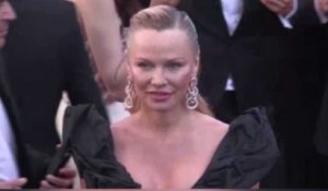 Festival Cannes 2017 : Pamela Anderson méconnaissable sur le tapis rouge (vidéo)