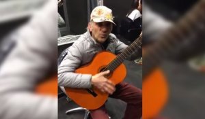 Il reprend la musique du film "et pour quelques dollars de plus" à la guitare