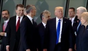 Donald Trump bouscule le chef d'État du Monténégro pour être sur la photo