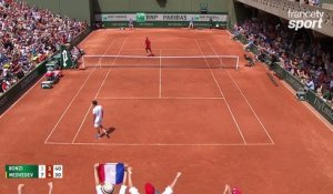 Roland-Garros 2017 : Benjamin Bonzi égalise à un set partout face à Daniil Medvedev (5-7, 6-4)
