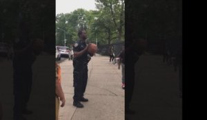Un policier de new york met un super panier au basket